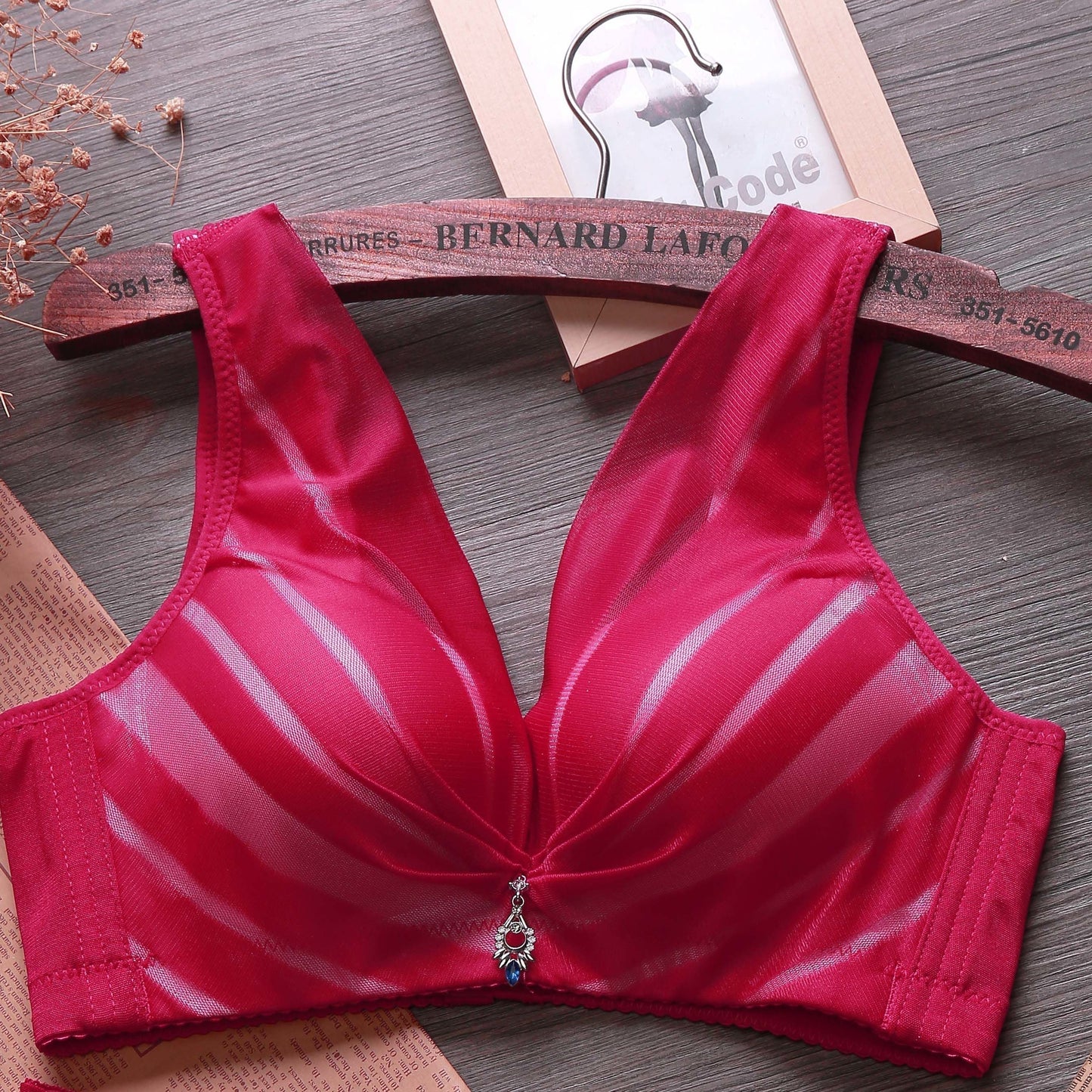 Soutien-gorge brassière sans armatures avec bretelles larges et bijou au décolleté – Pintony