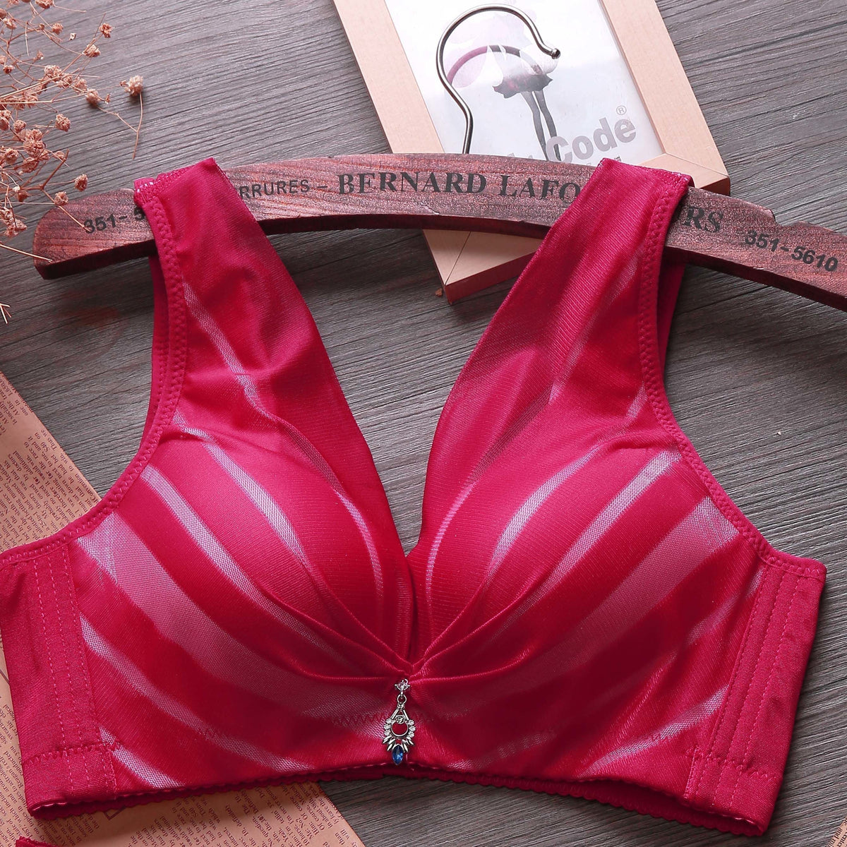 Soutien-gorge brassière sans armatures avec bretelles larges et bijou au décolleté – Pintony