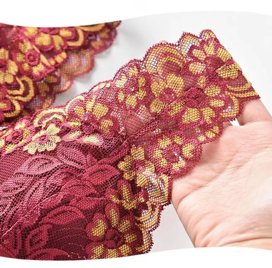Détail de la dentelle bordeaux et de ses motifs floraux