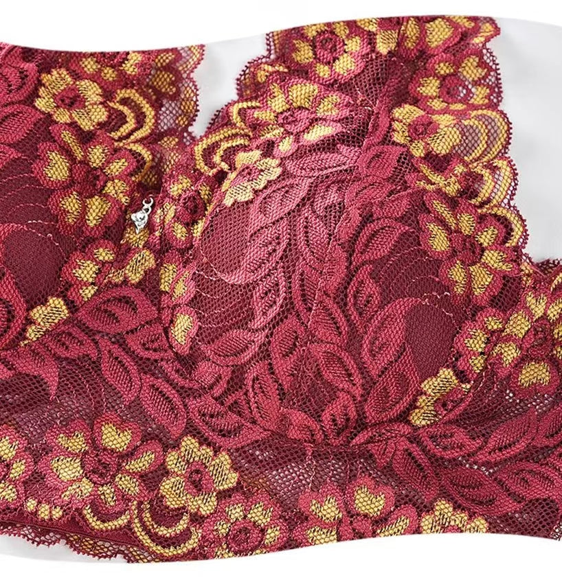 Gros plan sur la dentelle florale du soutien-gorge Flambeau bordeaux