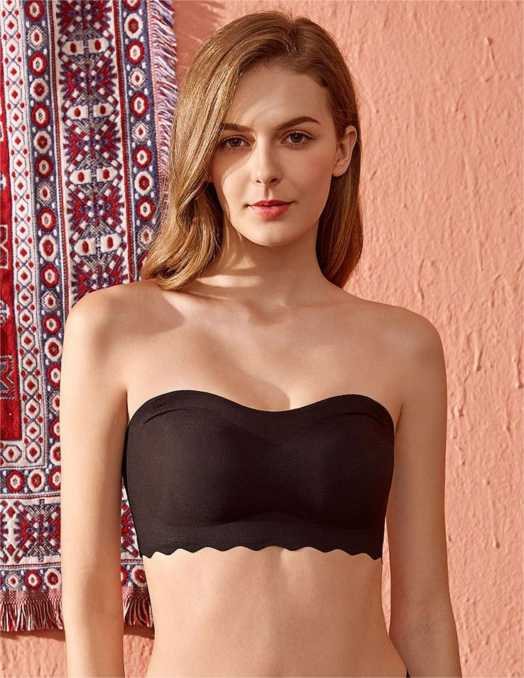 Soutien-gorge bandeau Lancy noir sans bretelles, porté de face avec décolleté dégagé